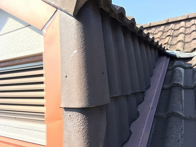 鳩小屋の立ち上がりにもモニエル瓦